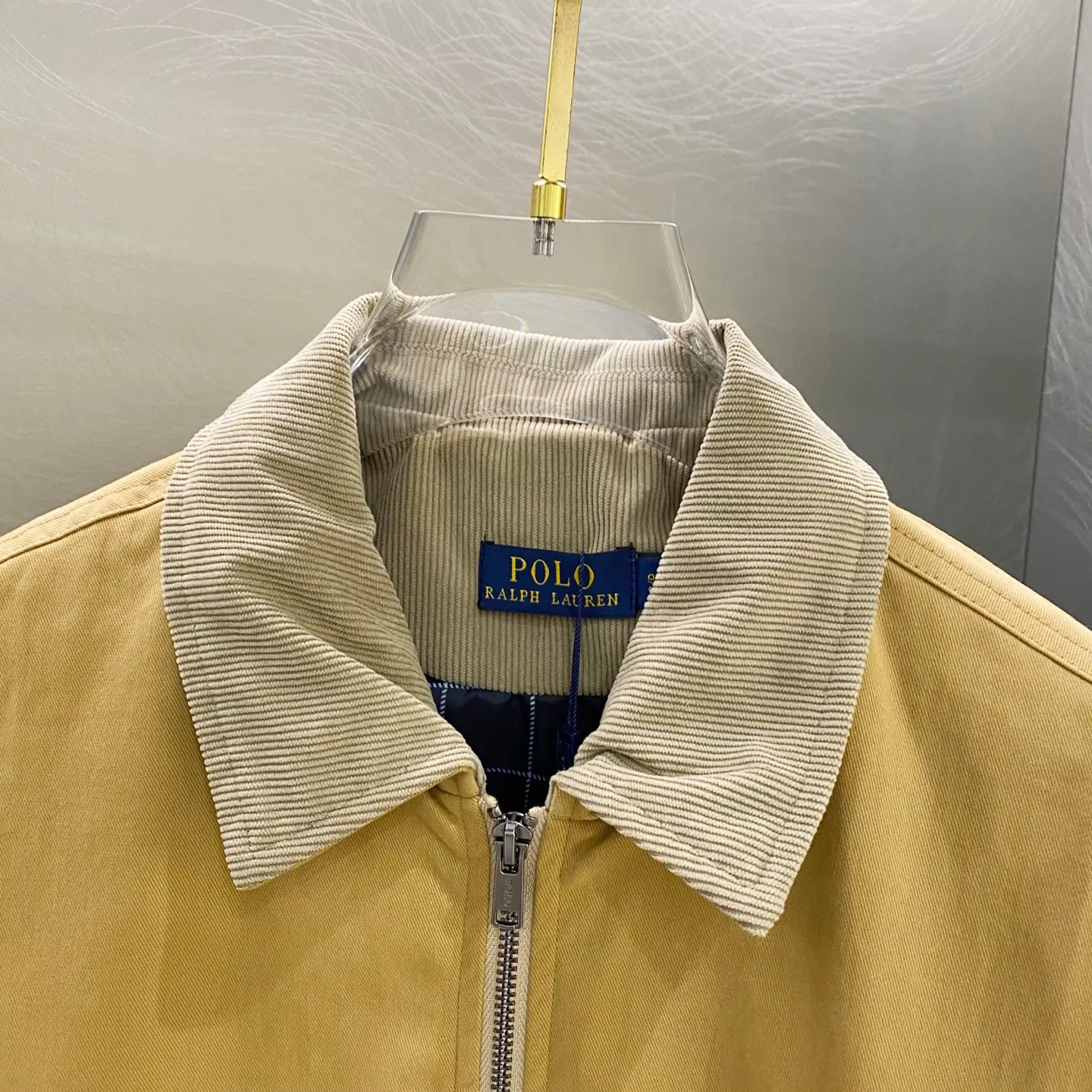 P410 RALPH LAUREN / Ralph Lauren 25 new spring work jacket. Purchase the original sample. The version is three-dimensional and stylish. It adopts multi-functional pocket design, British retro style, simple yet stylish. The pony embroidery on the chest is full and exquisite, retro but not outdated. The corduroy collar, cuffs and placket design, the upper body is full of work wear style!  Original molded custom zipper, original three-label, hangtag, and scannable QR code!  Color: Khaki, Black Size: S / M / L / XL Bust: 130 / 134 / 138 / 142 Length: 70 / 72 / 74 / 76 Shoulder Width: 59.2 / 60.4 / 61.6 / 62.8 Sleeve Length: 53 / 54 / 55 / 56